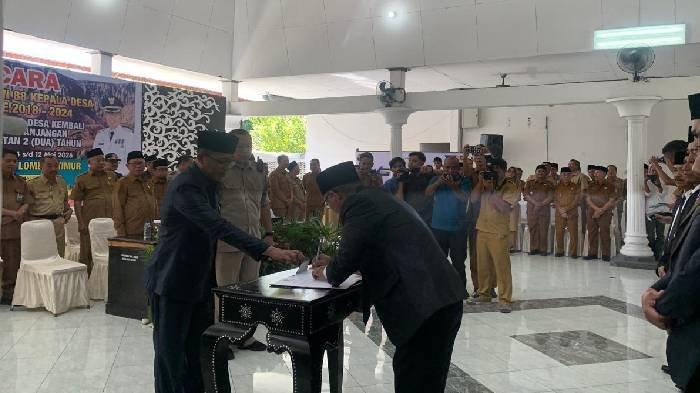 PJ Bupati Lombok Timur, HM Juaini Taofik Saat Pengukuhan Perpanjangan Mas Jabatan 88 Kades di Kabupaten Lombok Timur. Sumber Foto : TribunLombok