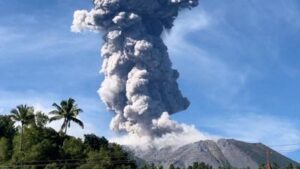 Penampakan Erupsi Gunung Ibu di Halmahera, Muntahkan Abu Vulkanik 5 KM, Sumber Foto: Dok. CNBC