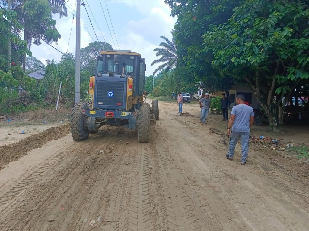 Manajemen PT SRL menerjunkan dua alat berat untuk membantu perbaikan jalan sepanjang 10 km di Desa Kosik Putih. Sumber foto: www.beritasore.co.id