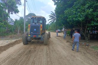 Manajemen PT SRL menerjunkan dua alat berat untuk membantu perbaikan jalan sepanjang 10 km di Desa Kosik Putih. Sumber foto: www.beritasore.co.id