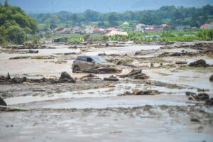 Kondisi mobil yang terjebak terjangan banjir bandang di Nagari Bukik Batabuah, Agam, Sumatera Barat. Sumber foto: Kompas.com