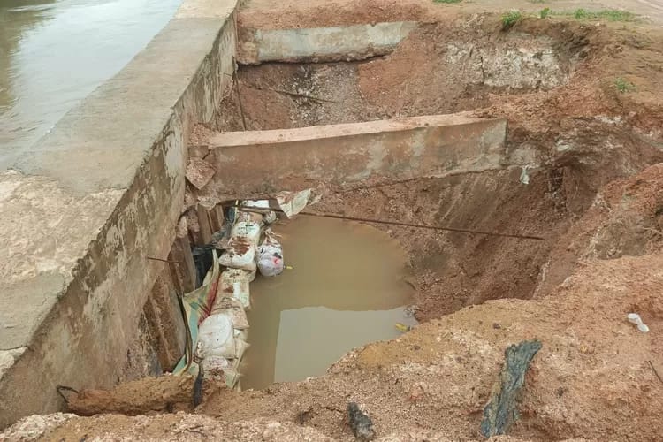 Kondisi jalan penghubung di Kampung 1 Desa Muara Baru Kecamatan Kayuagung usai gerus air sungai. Sumber foto: detiksumsel.com