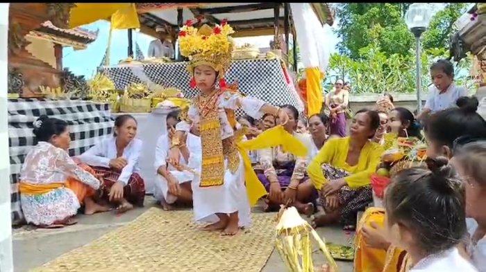 Tarian Sanghyang Dedari di Desa Bunga Mekar Sumber Foto:.Istimewa