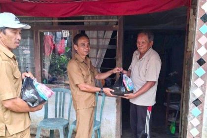 keterangan foto: Pemdes Ronowangku Dua memberikan bantuan kepada warga, sumber foto: Istimewa