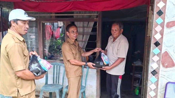 keterangan foto: Pemdes Ronowangku Dua memberikan bantuan kepada warga, sumber foto: Istimewa