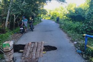 Kondisi jembatan yang ambruk di Desa Gerinam. Sumber foto: enimekspres.bacakoran.co