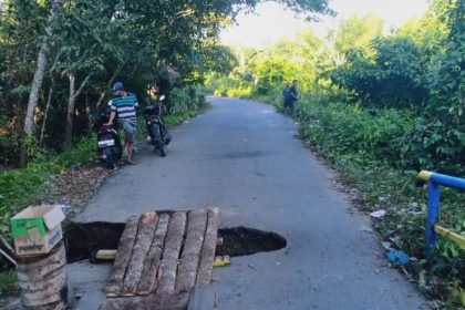 Kondisi jembatan yang ambruk di Desa Gerinam. Sumber foto: enimekspres.bacakoran.co