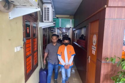Unit Tipikor Satreskrim Polres Lumajang membawa tersangka mantan kades dan berkas tahap ll yang dilimpahkan ke Kejari. Foto : beritanasional.id