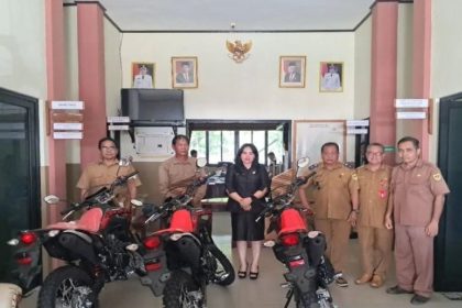 Legislator Gumas Cici Susilawati, Kepala DPMD Yulius, dan para kades penerima bantuan motor trail.