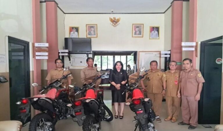 Legislator Gumas Cici Susilawati, Kepala DPMD Yulius, dan para kades penerima bantuan motor trail.