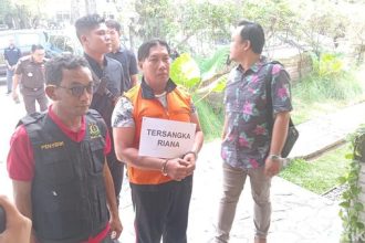 Riana menjalani proses reka ulang adegan pemerasan di Kafe Casa Bunga, Renon, Denpasar, Jumat (3/5/2024). Sumber Foto: Detikbali