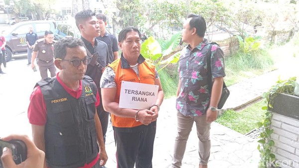 Riana menjalani proses reka ulang adegan pemerasan di Kafe Casa Bunga, Renon, Denpasar, Jumat (3/5/2024). Sumber Foto: Detikbali