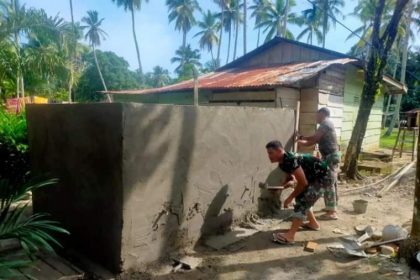 Personil Satgas TMMD Ke-120 Kodim 0211/TT dan warga Desa Lobutua bekerja sama membangun fasilitas air bersih. Sumber foto: sumut.wahananews.co