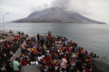 keterangan foto: warga pulau ruang, sumber foto: Istimewa