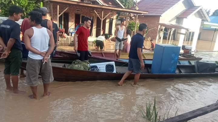 Warga desa Pasenan saat mengevakuasi barang-barang elektronik. Sumber foto: palpres.bacakoran.co