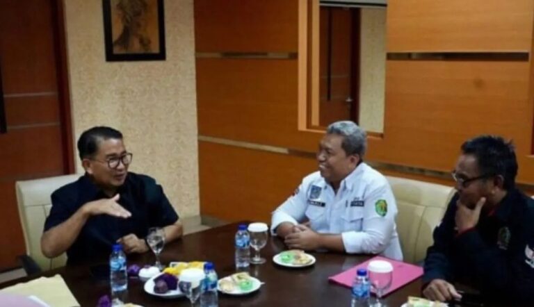 Pj Gubernur Kaltim Akmal Malik saat menerima audensi Ketua DPD APDESI Provinsi Kaltim Sumali di Kota Balikpapan.