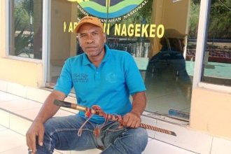 Silvester Mega warga Desa Ulupulu mendatangi Kantor Badan Pertahanan Nasional (BPN) Nagekeo sambil membawa senjata tajam jenis parang. Sumber Foto: Pos-Kupang