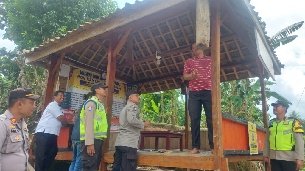 Pos Kamling Desa Gunung Tiga, Kecamatan Muaradua, Kabupaten OKU Selatan berhasil mewakili Kecamatan mengikuti Lomba Pos Kamling Tingkat Kabupaten. Sumber foto: harianokuselatan.bacakoran.co