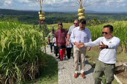 Mantan Presiden Hungaria Jones Ader saat mengunjungi DWT Jatiluwih, Tabanan, Bali. Sumber Foto: detikbali