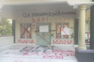Kantor Desa Nyiur Tebel saat Disegel Warga. Sumber Foto: GledekNews