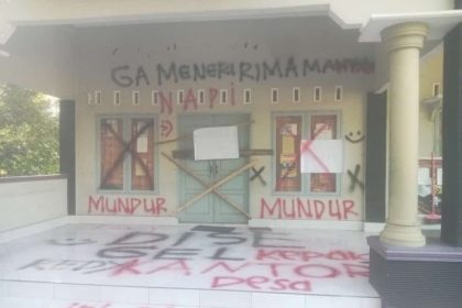 Kantor Desa Nyiur Tebel saat Disegel Warga. Sumber Foto: GledekNews
