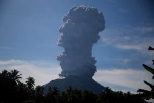 Erupsi Gunung Ibu siang hari ini, Sumber Foto: Istimewa