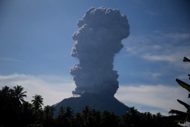 Erupsi Gunung Ibu siang hari ini, Sumber Foto: Istimewa