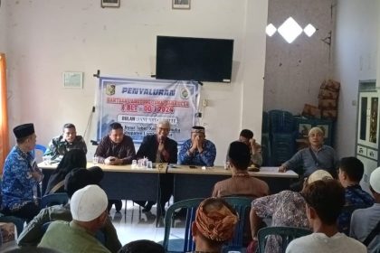Sejumlah warga melakukan aksi penolakan terhadap keputusan perpanjangan SK  Kades Nyiur Tebel yang pernah terjerat kasus pidana. Sumber Foto: GledekNews