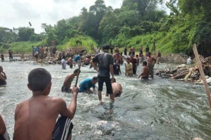 Warga Desa Tubohan gotong royong membangun irigasi semi permanen untuk mengairi sawah mereka. Sumber foto: www.rmolsumsel.id