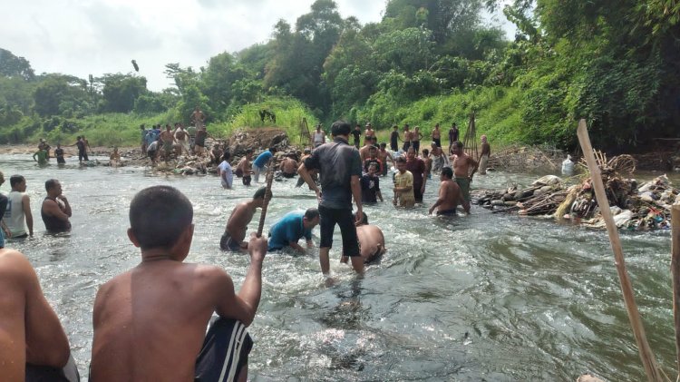 Warga Desa Tubohan gotong royong membangun irigasi semi permanen untuk mengairi sawah mereka. Sumber foto: www.rmolsumsel.id