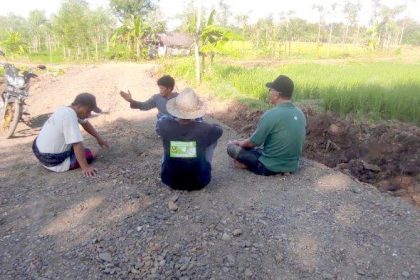 Warga Desa Sukaraja Lombok Tengah melakukan aksi blokade proyek jalan dengan menaruh batang dan ranting kayu, Sumber Foto: Tribunlombok