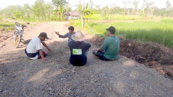 Warga Desa Sukaraja Lombok Tengah melakukan aksi blokade proyek jalan dengan menaruh batang dan ranting kayu, Sumber Foto: Tribunlombok