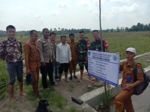 Tim Monev Kecamatan Kikim Selatan, Babinsa dan Bhabinkamtibmas serta perangkat memeriksa bangunan Tanjung Kurung'. Sumber foto: palpres.bacakoran.co