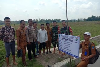 Tim Monev Kecamatan Kikim Selatan, Babinsa dan Bhabinkamtibmas serta perangkat memeriksa bangunan Tanjung Kurung'. Sumber foto: palpres.bacakoran.co