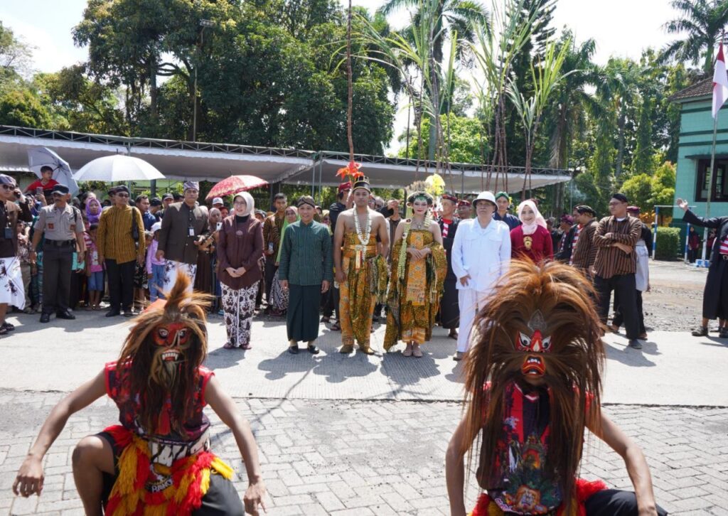 Mengenal Tradisi Unik Petik Tebu Manten Awal Musim Giling Pabrik Gula