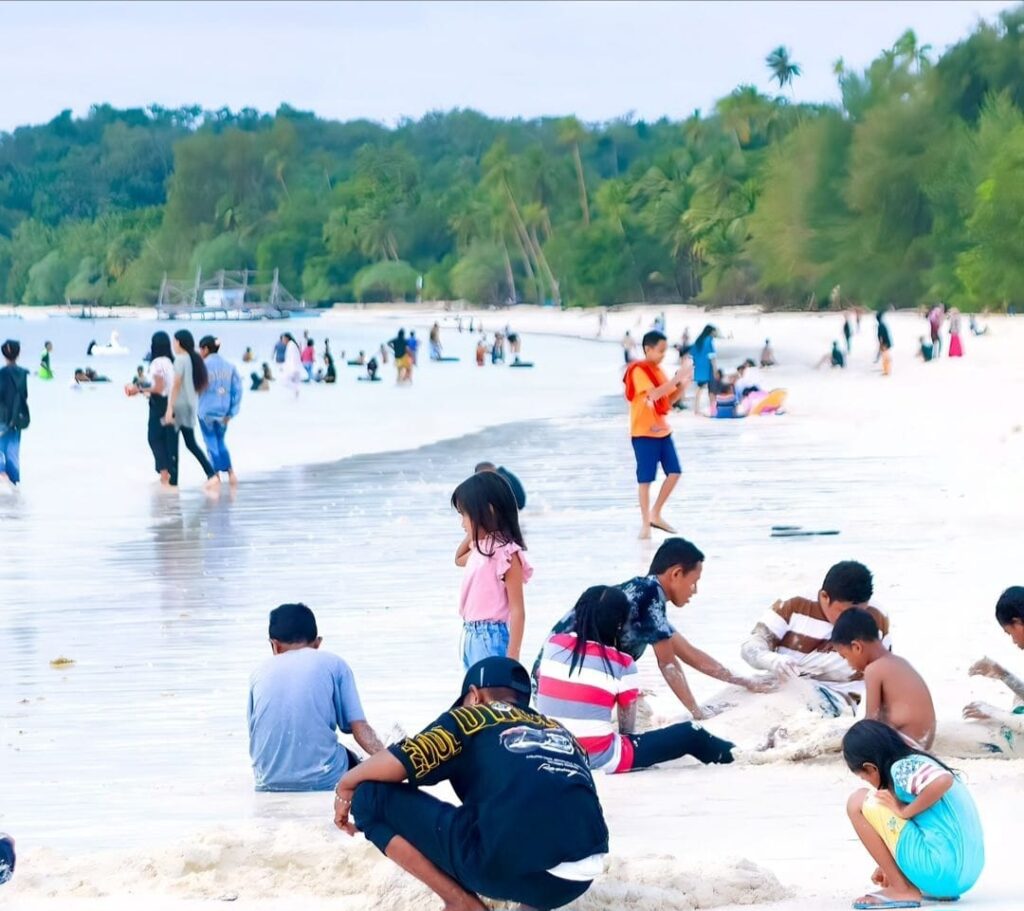 Desa Wisata Ngilngof dan Pantai Pasir Putih Terhalus di Dunia