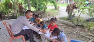 Program Inovasi Gerakan Baca Tulis (GABUS) dilaksanakan langsung oleh Bhabinkamtibmas di Kampung Nembukrangsari, Distrik Nimbokrang, Kabupaten Jayapura. Sumber Foto: poskota.net