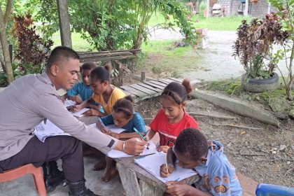 Program Inovasi Gerakan Baca Tulis (GABUS) dilaksanakan langsung oleh Bhabinkamtibmas di Kampung Nembukrangsari, Distrik Nimbokrang, Kabupaten Jayapura. Sumber Foto: poskota.net