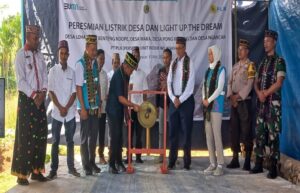 Bupati Manggarai Barat, Edistasius Endi, saat memukul gong simbol peresmian listrik di lima desa. Sumber Foto : VoxNTT.com