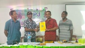 Kepala Dusun Atutukan, Sili Kaba Purab (baju merah) saat menyerahkan laporan pertanggung jawaban kepala Desa Amakaka Kabupaten Lembata, Ambrosius Boyang Langobelen disaksikan ketua dan anggota BPD. Sumber Foto: Pos-Kupang