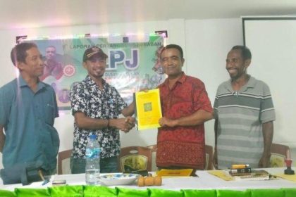 Kepala Dusun Atutukan, Sili Kaba Purab (baju merah) saat menyerahkan laporan pertanggung jawaban kepala Desa Amakaka Kabupaten Lembata, Ambrosius Boyang Langobelen disaksikan ketua dan anggota BPD. Sumber Foto: Pos-Kupang