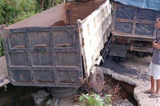 Sebuah truk terperosok roda belakangnya saat gorong-gprpng di dumgai. sumber foto : TribunSumsel