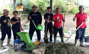 Kerjasama Proses Pembuatan Pupuk Organik di Desa Petak. Sumber Foto: ARTIK.ID