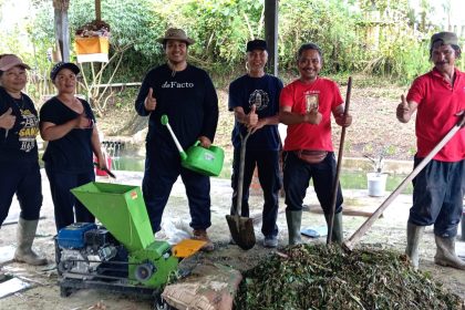 Kerjasama Proses Pembuatan Pupuk Organik di Desa Petak. Sumber Foto: ARTIK.ID