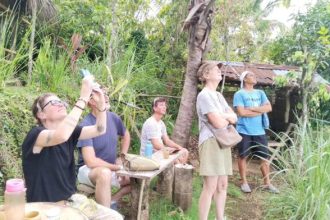 Keterangan foto : Wisatawan saat berkunjung ke dan menikmati wisata alam di Desa Les, Kecamatan Tejakula, Buleleng. Sumber Foto: BaliPuspaNews,com