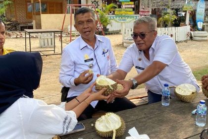 Camat Bungus Harnoldi, bersama kepala dinas Tenaga Kerja dan Perindustrian menikmati kuliner durian di desa Wisata Teluk Buo Sumber foto: Istimewa