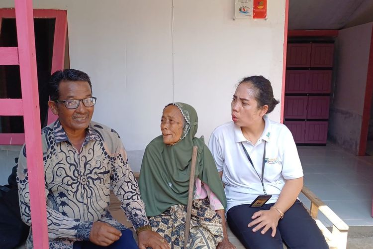 Kepala Desa Pulo Rungkom di rumah Aisyah penerima bantuan program Rumah Sejahtera Terpadu (TST). Sumber foto: kompas.com