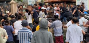 Ratusan warga mendatangi Kantor Desa Gereneng untuk memprotes keberadaan Perdes larangan Kecimol masuk ke desa tersebut. Sumber foto : RadarLombok