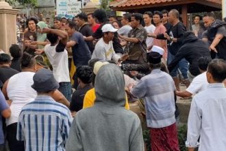 Ratusan warga mendatangi Kantor Desa Gereneng untuk memprotes keberadaan Perdes larangan Kecimol masuk ke desa tersebut. Sumber foto : RadarLombok