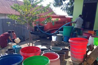 Penyaluran air bersih pada desa yang terdampak kekeringan di Kabupaten Bima, NTB. Sumber: Detikbali
